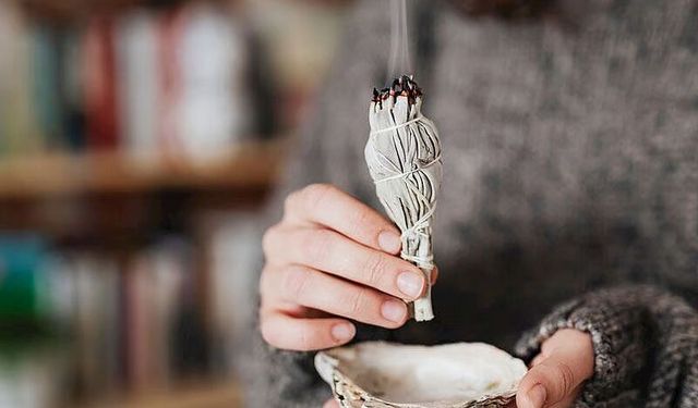 Evde adaçayı yakmak yüzde 90 oranında o tehlikeyi yok ediyor!