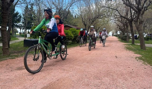 Görme engelliler tandem bisikletlerle hayata birlikte pedal çeviriyor