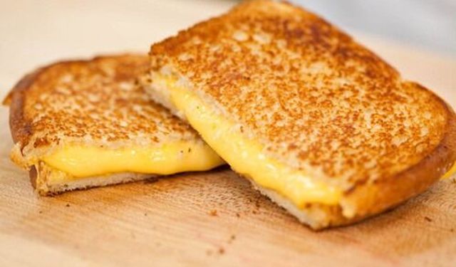 Grilled cheese tarifi: Efsane peynirli tost nasıl yapılır?