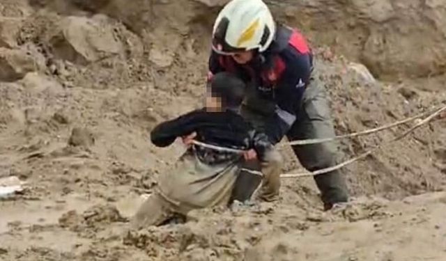 Torbalı’da korku dolu anlar: Balçığa saplanan 2 çocuğu itfaiye kurtardı