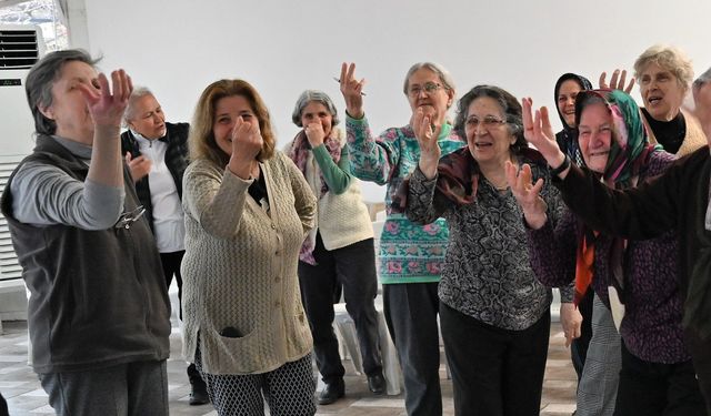 Bornova'da 'ikinci bahar' sahnesi: İleri yaş grubuna yaratıcı drama eğitimi