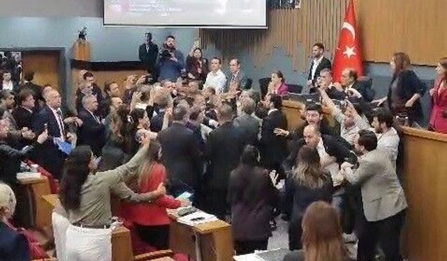 İzmir Büyükşehir Meclisi’nde faaliyet raporu görüşmeleri gergin geçti