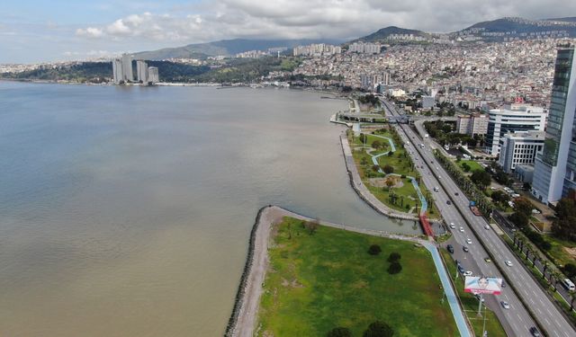 İzmir Körfezi’nde dikkat çeken görüntü: Renk farkı havadan görüntülendi