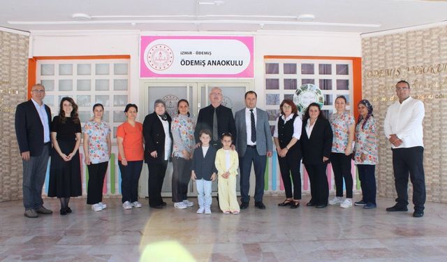 Ödemiş’te minik öğrencilere ‘Kitap Kurdu’ madalyası