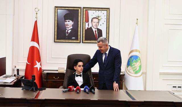 İzmir Valisi makamını öğrenciye devretti