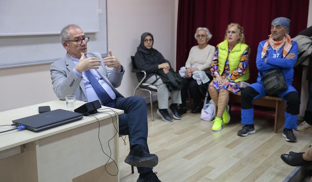 Konak İleri Yaş Merkezi’nde hareketli yaşam semineri