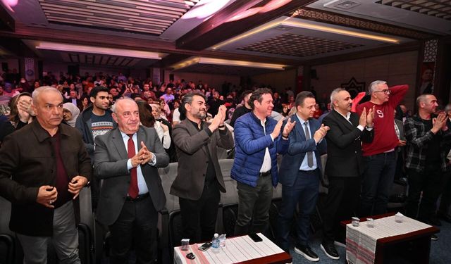 Manisa’da İsmail Altunsaray türkülerle dolu geceye imza attı