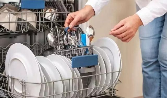Mutfaktaki büyük hata! Bulaşıkları sudan geçirmeden makineye koyun, işte bilimsel nedeni