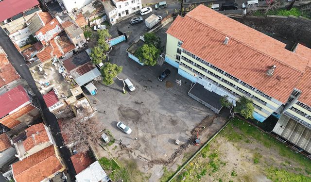 Konak’ta okul bahçeleri ‘Renkli Yol’ ile yenilendi