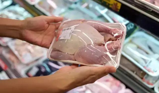 Mutfaktaki asırlık hata: Çiğ tavuğu yıkamak neden tehlikeli?