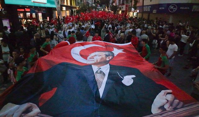 Karşıyaka 19 Mayıs’ta kırmızı-beyaza boyandı