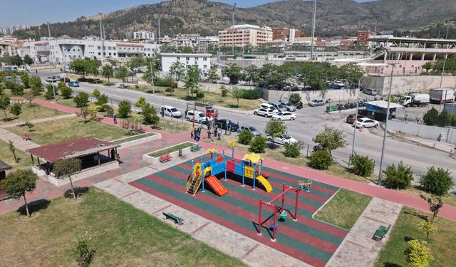 Karşıyaka’da yeşil atılım: 31 park yenilendi!