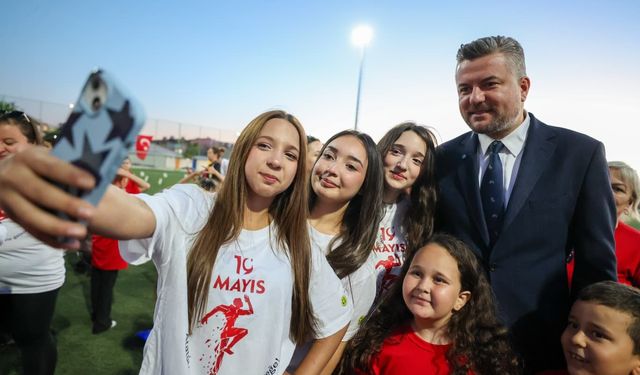 Buca’da 19 Mayıs coşkusu: Yüzlerce kişi 'Atam İzindeyiz' yazdı