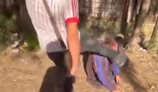 Yaşlı adamın yüzüne tekme atıp 'Eğlence' diye paylaştılar