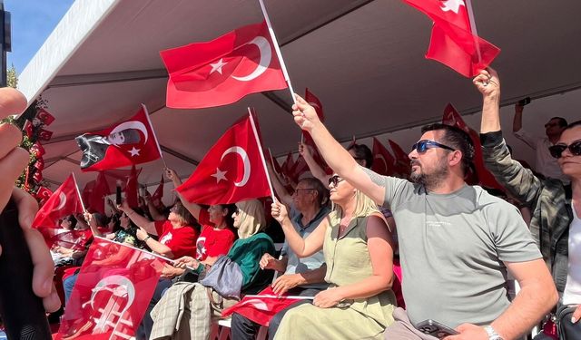İzmir’de 19 Mayıs coşkusu Cumhuriyet Meydanı’na taştı