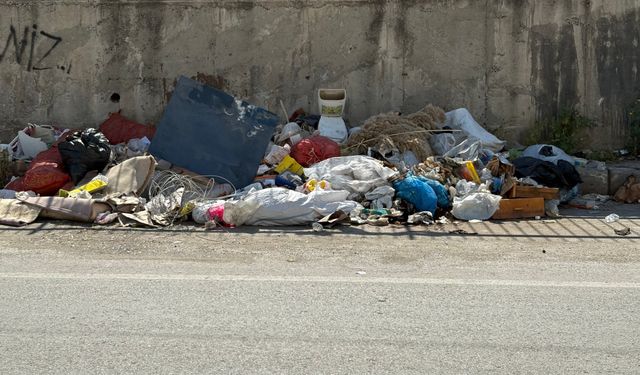 İzmir'de vatandaşların 'çöp' isyanı