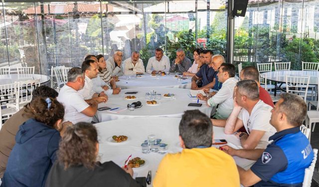Bornova Belediye Başkanı Eşki, muhtarlarla çözüm için buluştu