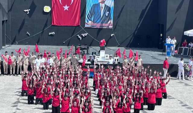 Çeşme’de 19 Mayıs Coşkusu: Kalpler vatan için attı…