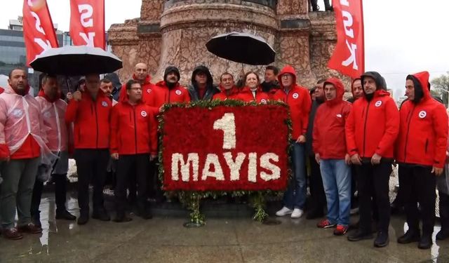 DİSK Taksim Anıtı'na çelenk bıraktı