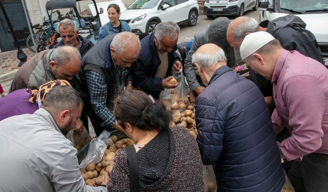 Güzelbahçe Belediyesi'nden gıda yardımı: Üreticiden alındı, vatandaşa ücretsiz ulaştırıldı