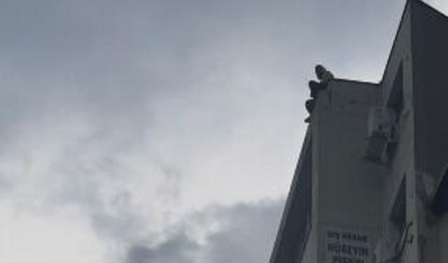 İzmir Alsancak’ta hastane önünde intihar girişimi!