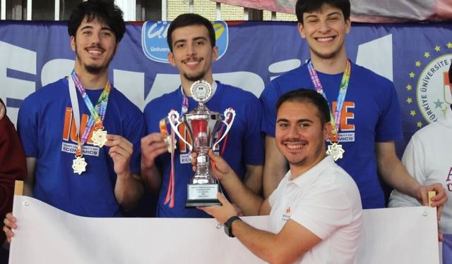 İzmir Ekonomi Üniversitesi eskrimde Türkiye’nin zirvesinde!