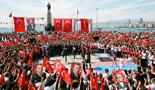 İzmir’de 19 Mayıs coşkusu Cumhuriyet Meydanı’na taştı