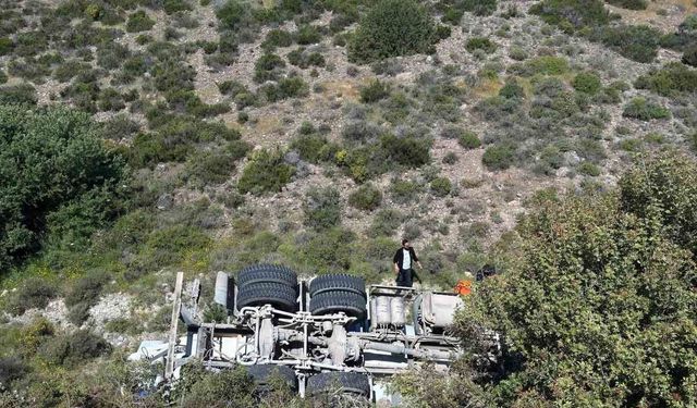 İzmir'de beton mikseri şarampole yuvarlandı!
