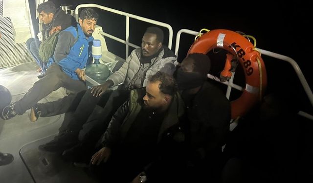 İzmir açıklarında iki ayrı operasyon: 66 göçmen yakalandı