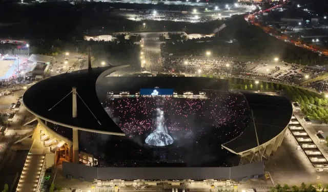 Kanye West konserinde ürünleri yok sattı: 1.000 TL’lik çoraplar için 2,5 kilometrelik kuyruk!