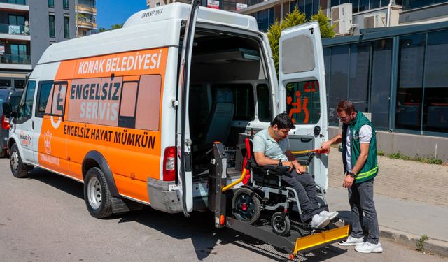 Konak’ın Engelsiz Servisi hastane yolunda engelleri kaldırıyor