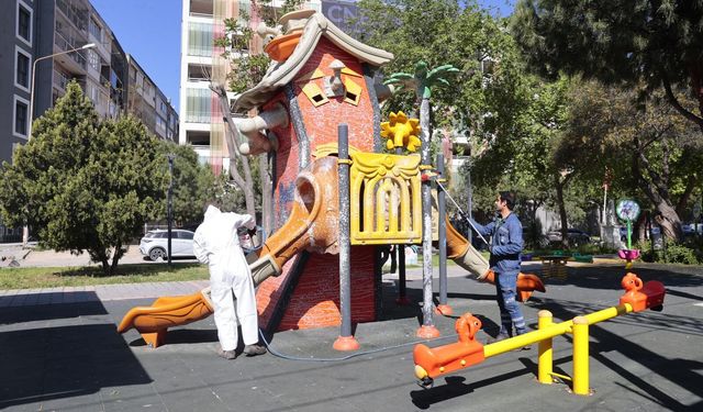 Konak’ta oyun alanları temizleniyor