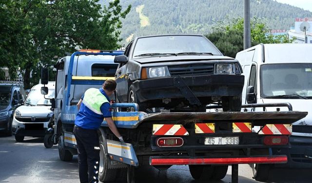 Manisa sokakları hurda araçlardan temizleniyor