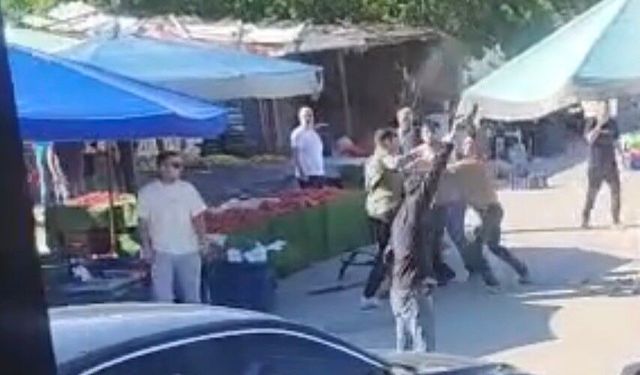 İzmir’de pazaryerinde silahlı kavga: O anlar kameraya yansıdı