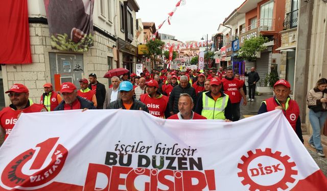 Çeşme’de 1 Mayıs coşkusu: Emekçiler meydanlarda buluştu, halaylarla kutlandı
