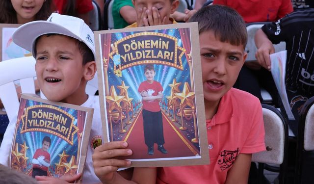 Cemil Tugay sözünü tuttu, çocuklar karne hediyesini aldı!