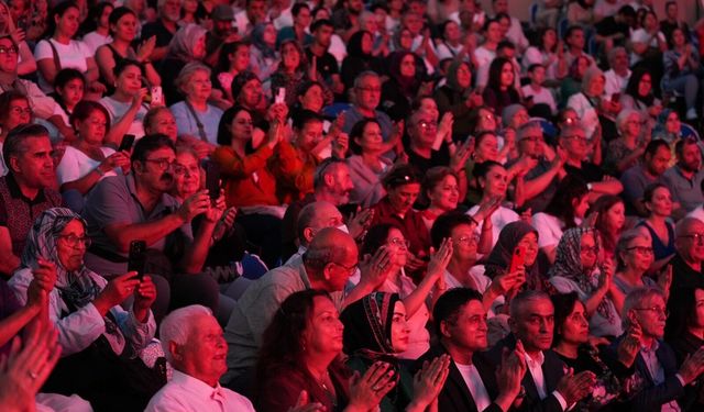 Bostanlı Sahili’nde müzik ziyafeti: Gün batımı yaz konserleri devam ediyor