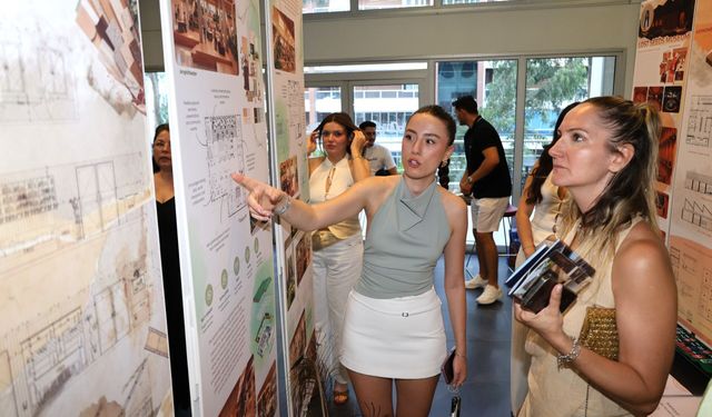 İEÜ’de tasarımcı öğrencilerden unutulmaz mezuniyet gecesi