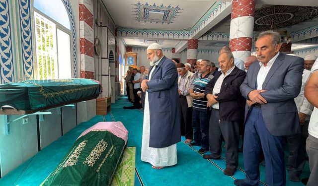 Denizli'deki otobüs kazası kurbanı anne ve kızı, İzmir'de yan yana defnedildi