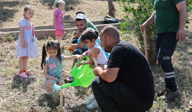 Başkan Mutlu çocuklarla fidan dikti
