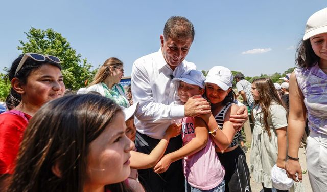 Başkan Tugay'dan çocuklara jest: 207 öğrenci için unutulmaz gün