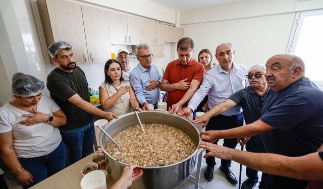 İzmir'de aşure lokmasında birlik mesajı: Tugay'dan dikkat çeken açıklama