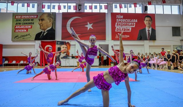 Bayraklı’da kursiyerlerden yıl sonu gösterisi