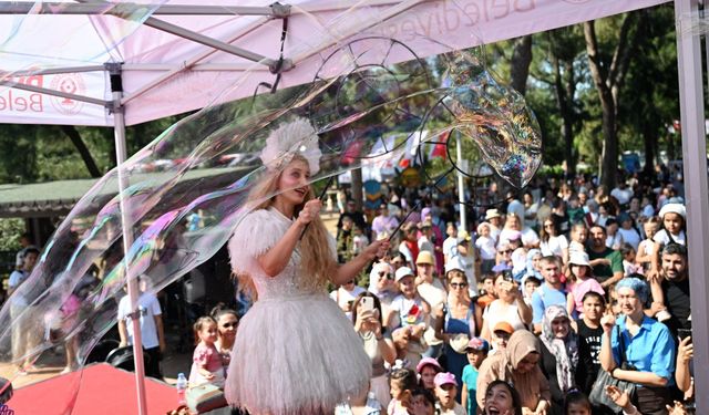 Bornova’da yaz coşkusu Büyükpark’ı karnaval alanına çevirdi
