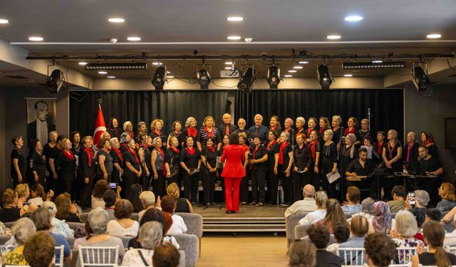 Bornova’da 'çınarların' diploma sevinci: 120 kursiyer sahnede