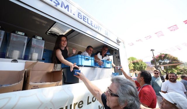 Çeşme’de aşure lokması paylaşımı: Vatandaşlar meydanlarda buluştu