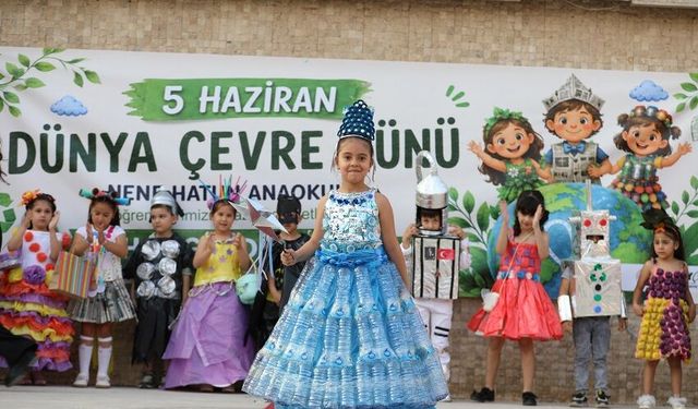 Menderes’te öğrencilerden geri dönüşüm temalı anlamlı defile