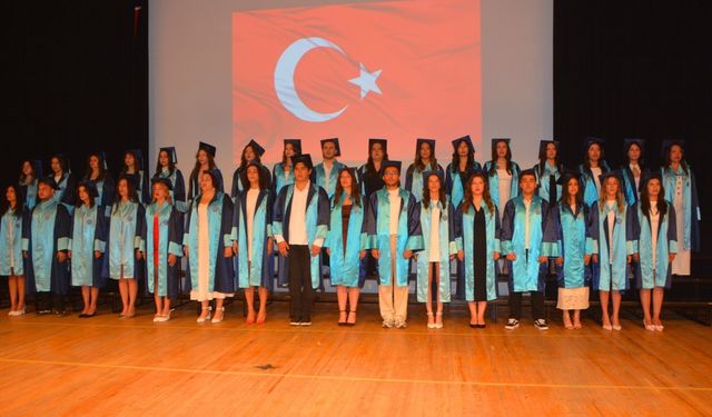 Ege Üniversitesi’nde 247 genç sağlıkçı mezuniyet coşkusu yaşadı