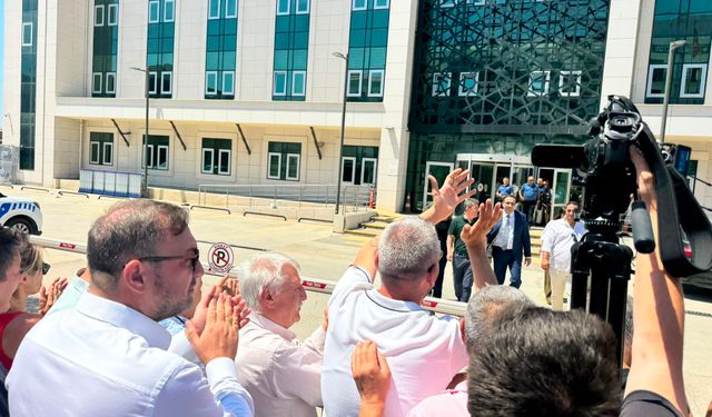 Ev hapsi kararı sonrası CHP'den adliye önünde karşılama