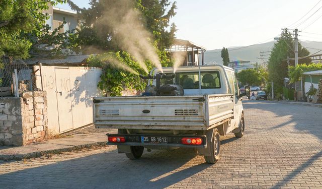 Gaziemir’de haşerelere karşı yoğun ilaçlama mesaisi